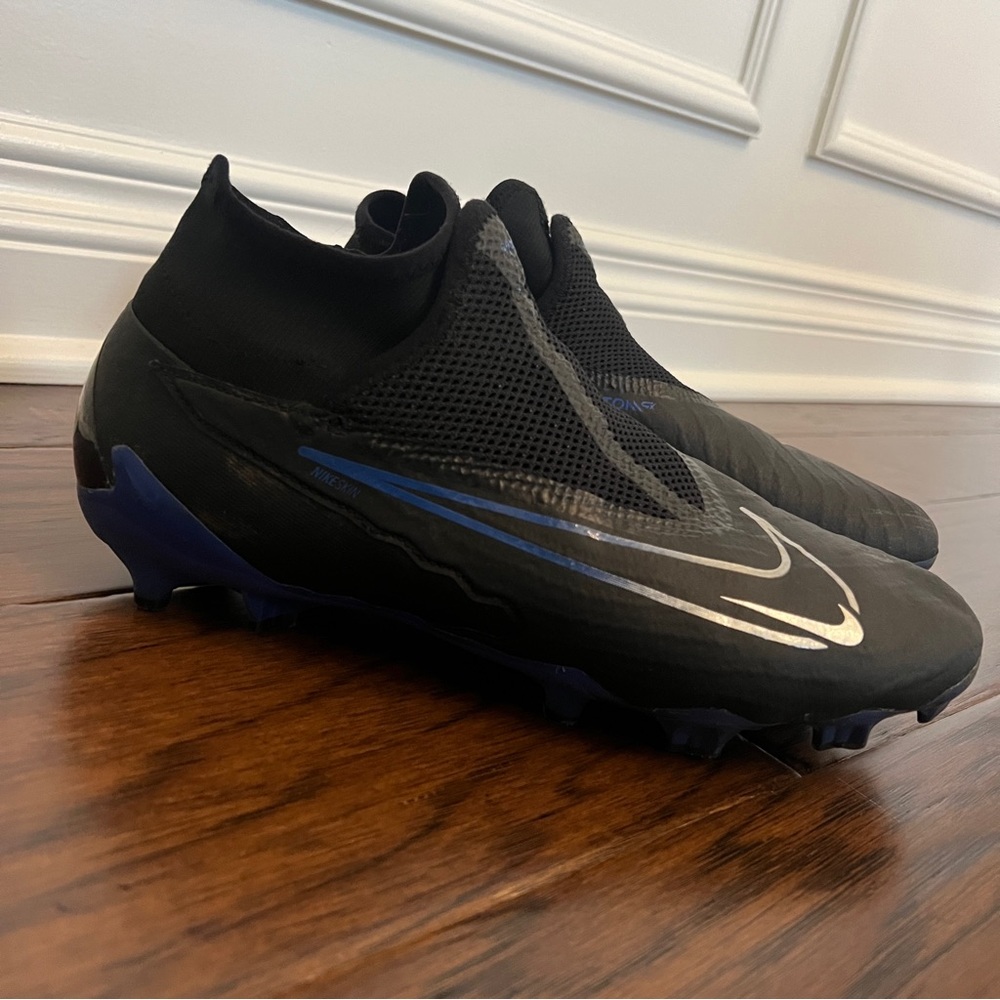 Nike Black and Blue Athletic Shoes - Picture 5 of 6
